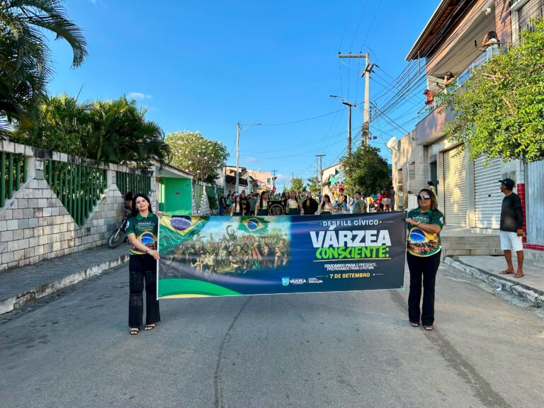 O civismo, o respeito e o amor pela nossa terra passaram pelas ruas de Várzea — foto 18